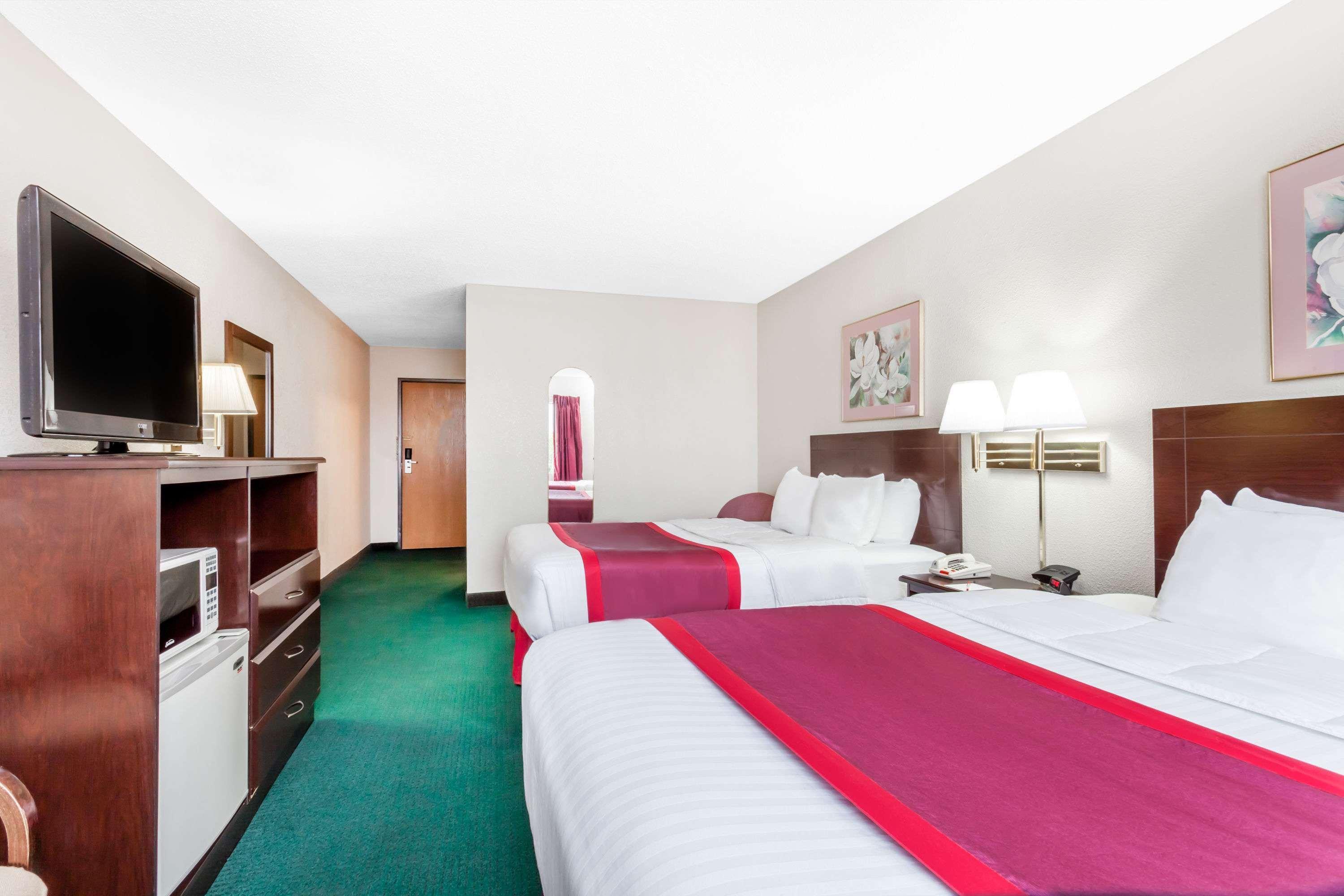 Ramada By Wyndham Tell City Exterior foto
